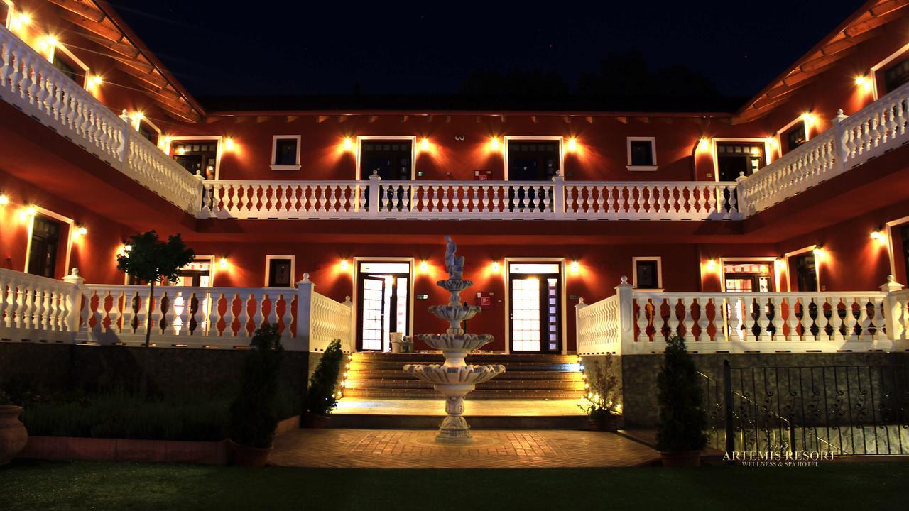Artemis Resort Wellness Hotel Štúrovo エクステリア 写真
