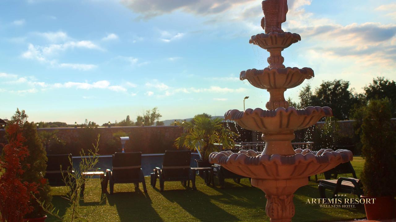 Artemis Resort Wellness Hotel Štúrovo エクステリア 写真